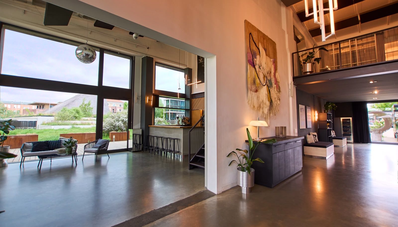 Studio LA FLOR interior seen from the entrance